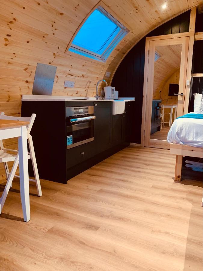 Thistle Pod Farm Stay With Hottub Sleeps 2 Galston  Bagian luar foto