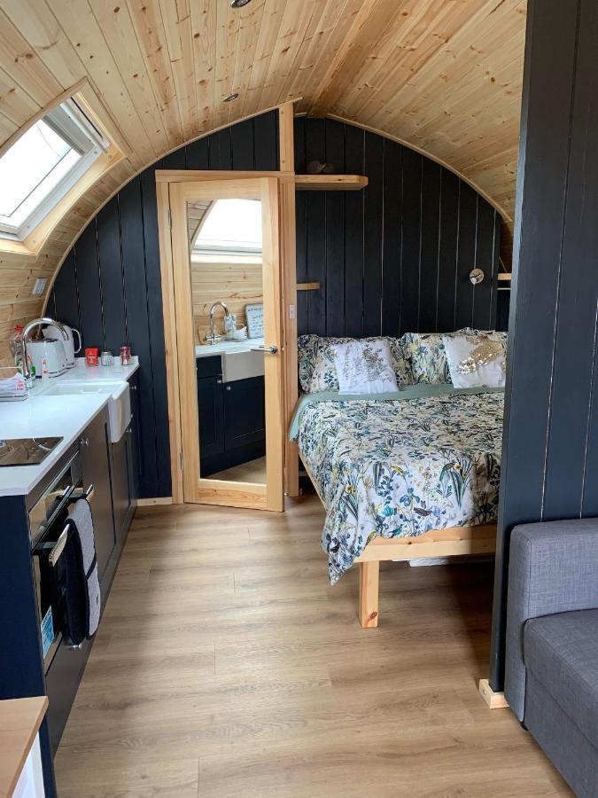 Thistle Pod Farm Stay With Hottub Sleeps 2 Galston  Bagian luar foto