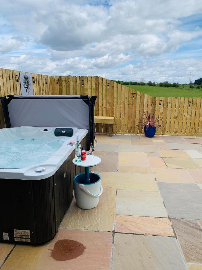Thistle Pod Farm Stay With Hottub Sleeps 2 Galston  Bagian luar foto