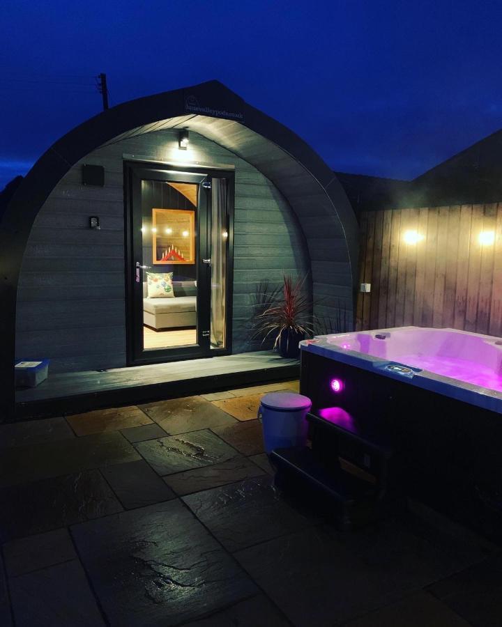 Thistle Pod Farm Stay With Hottub Sleeps 2 Galston  Bagian luar foto