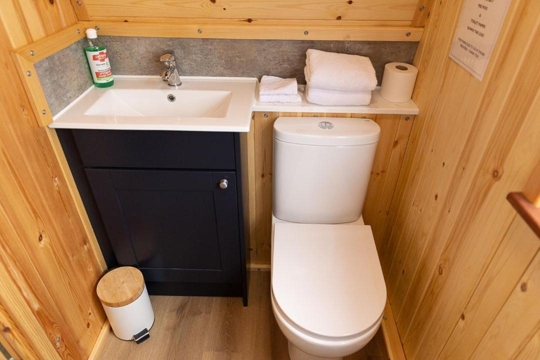 Thistle Pod Farm Stay With Hottub Sleeps 2 Galston  Bagian luar foto